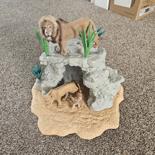 Schleich cave with lion - cave,