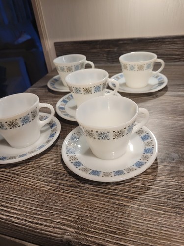 Tea cups and saucers pyrex - cups, jaj