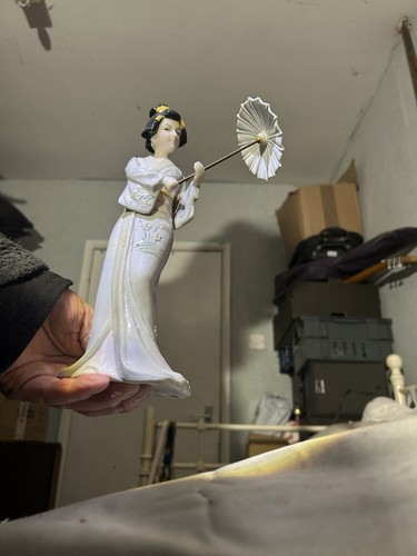 Unmarked geisha girl figurine - girl,