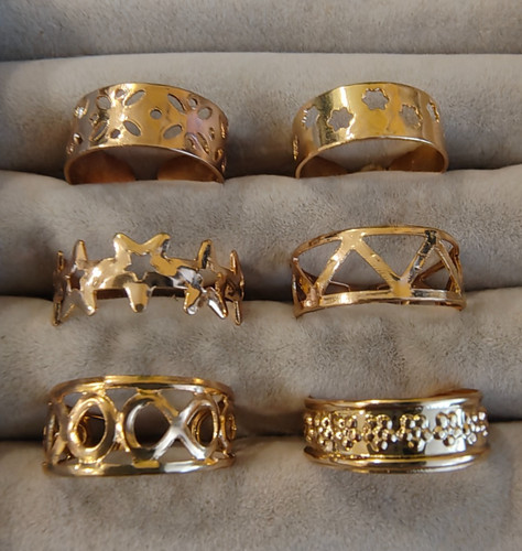 Set gold tone lightweight - of,