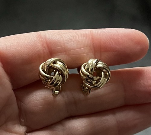 Vintage gold tone screw back - vintage,