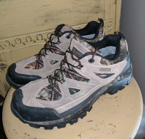 Red head hiking trail - head, shoes