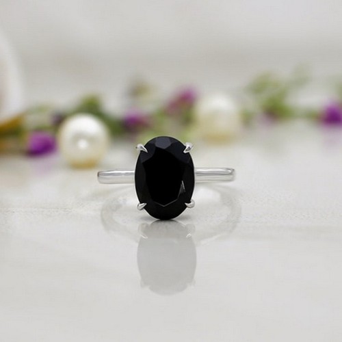 Oval cut diamond - cut, black