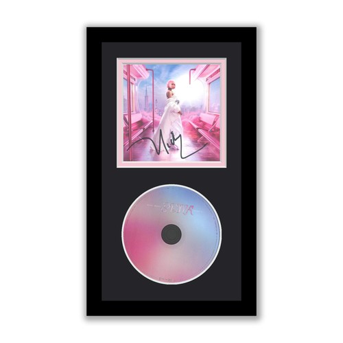 Nicki minaj autographed - nicki,
