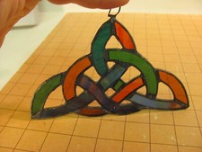 LG CELTIC TRINITY KNOT SUNCATCHER EMERALD GREEN ORANGE RED SILVER STAINED GLASS