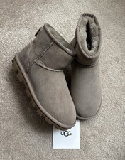 GENUINE UGG BOOTS W ESSENTIAL