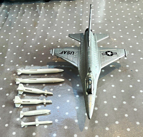 Ertl sky busters fighting - busters, f-16