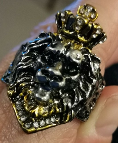 Medieval lion head crowned - lion's,