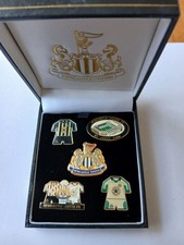 vintage Newcastle United FC Badge Set 5 x Badges In Original Box New Unused