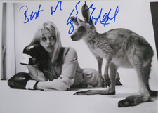 LISA GODDARD SKIPPY, AUTOGRAPHED 7 X 5 PHOTOGRAPH.