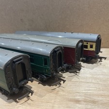 Vintage Collectors Four Railway 00 Gauge Carriages Tri-Ang