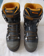 ASOLO ITALY MOUNTAINEERING BOOTS SIZE 9 - USED