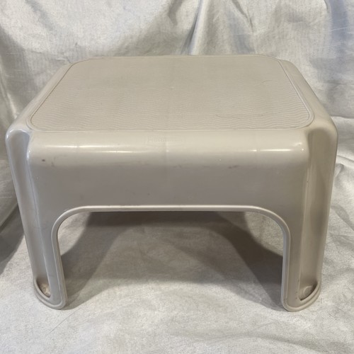 Vtg large beige rubbermaid - large,