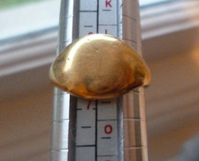 18 CT GOLD SMALL SIGNET RING - SIZE M - 5.28 GRAMS