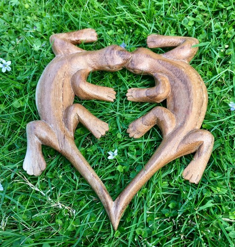 Wooden geckos kissing - wooden, heart