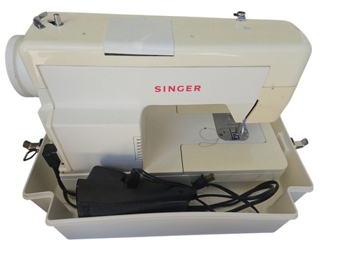 Singer sewing machine - machine, with