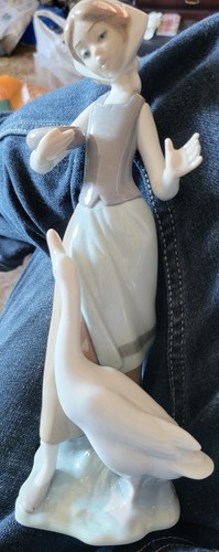 Lladro 1052 girl feeding - 1052,