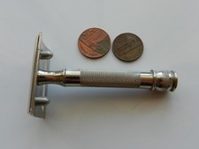 A VINTAGE 'VELVET' 3 PIECE DE SAFTEY RAZOR, PAT. #401124. MADE in ENGLAND.