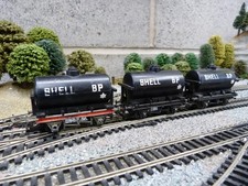 Triang shell BP tank wagons x 3 for OO gauge model train set