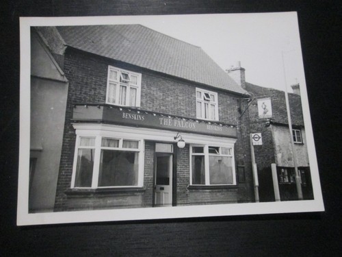 Photo pub the falcon - photo, falcon"
