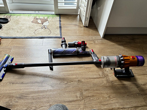 Dyson cordless bagless - cordless, stick