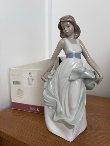 Lladro beautiful lady walking - lady,