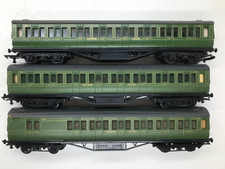 GRAHAM FARISH OO GAUGE RAKE of 3 SOUTHERN RAILWAY PANELLED LIVERY COACHES