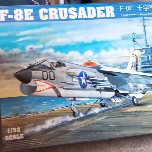 Trumpeter vought f 8e - trumpeter,