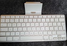 GENUINE APPLE 1st Generation iPad Keyboard Dock iPod, iPhone A1359 Universal UK