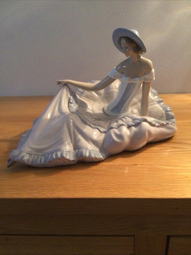 Nao lladro grace - by,