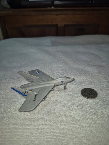 Vintage small plastic model - small,