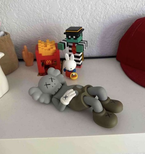 Kaws companion lying - kaws,