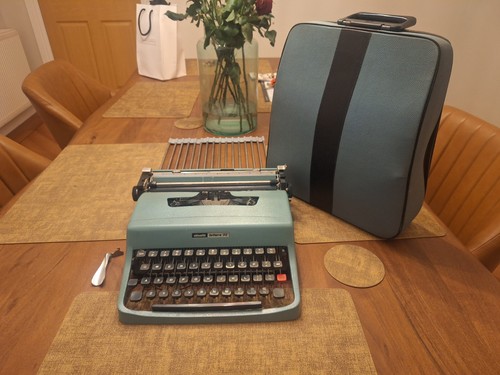 Olivetti lettera typewriter - lettera, 32