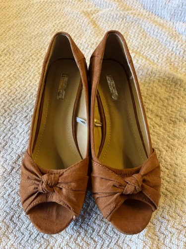 Women size brown bow - women’s,