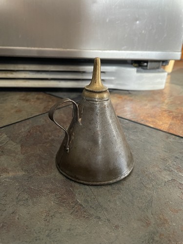 Old oil can - oil, dispenser