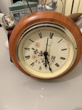 Lovely Quartz Battery-Powered Wall Clock with Amazing Inside Design Painting