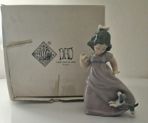 Nao lladro girl running - by,
