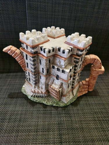 Vintage leonardo castle - vintage,