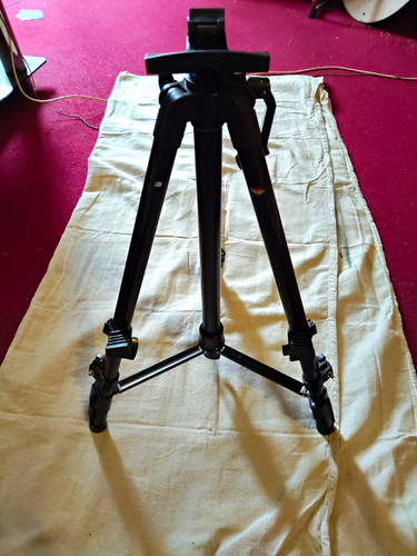 Aluminium foldable easel for