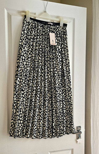 Black white print - &, pleated