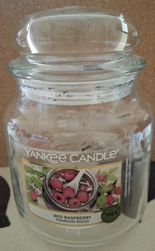 Yankee candle medium red - candle,
