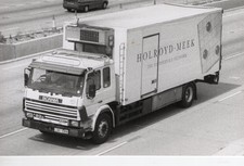 B/W PHOTO: HOLROYD-MEEK SCANIA 93 6 WHEEL FRIDGE BOX VAN - L321 EBA (5.5x3.5)