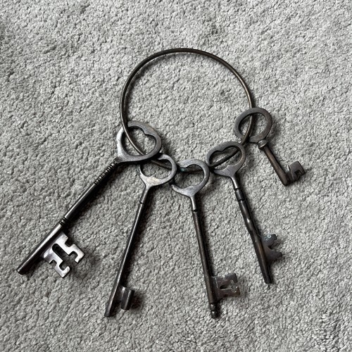 Vintage decorative metal keys - metal,