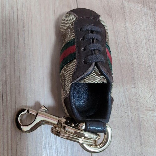 Gucci sneaker keychain key - gucci,