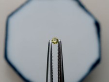 Yellow diamond loose round