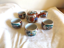 VINTAGE JAPANESE PORCELAIN FOLK & FLOWERS SIDE HANDLE TEA POT SET & 5 SAKI CUPS