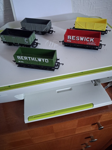 Assorted gauge wagons - 5, oo