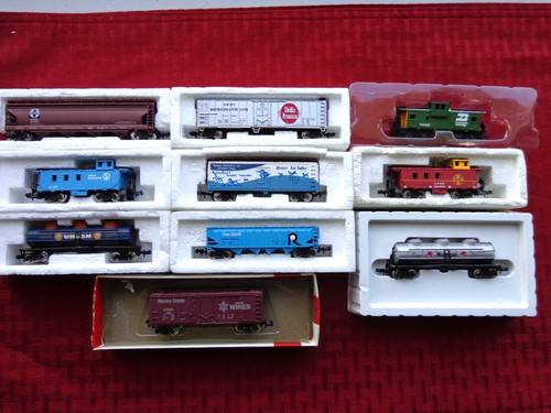 Vintage scale trains cars - n,
