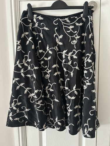 Size black white - 14,