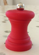 Red Plastic Mini Spice Mill Grinder (6 cm high)